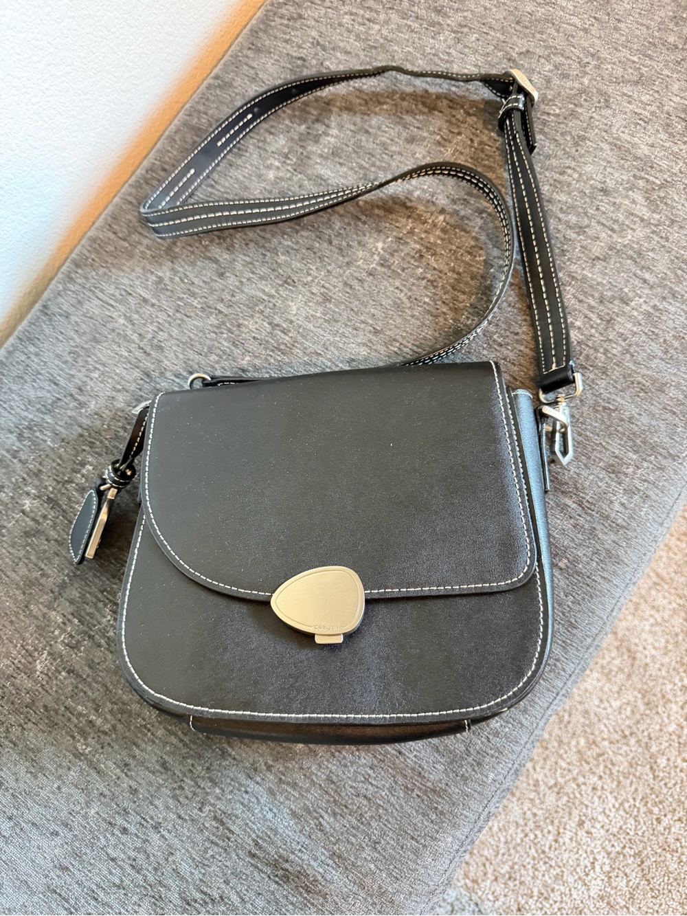 Cariuma Black Crossbody Saddle Bag with Silver Hardware